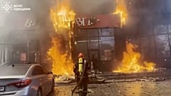 Feuerwehrleute am Einsatzort, löschen den Brand
