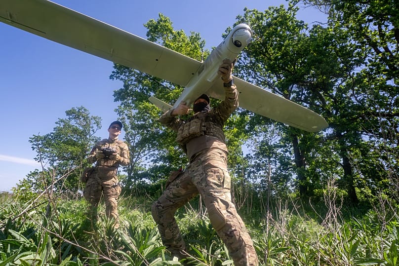 Украинские военнослужащие бригады «Хартия» запускают беспилотник по российским позициям на линии фронта в Харьковской области, Украина, среда, 20 мая 2026 года.