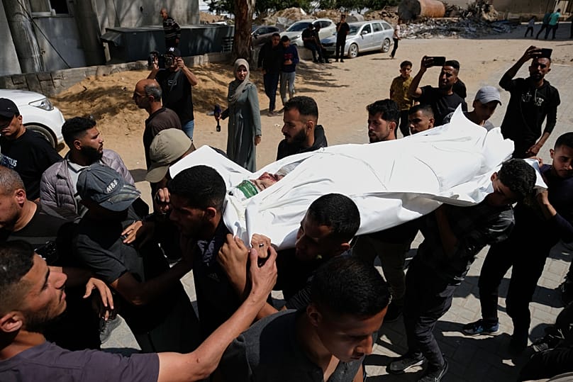 يحمل المشيعون جثة محمد عودة، بعد يوم من مقتله في غارة جوية إسرائيلية، خلال جنازته في مدينة غزة، الأربعاء 27 مايو 2026. (AP Photo/جهاد الشرافي)