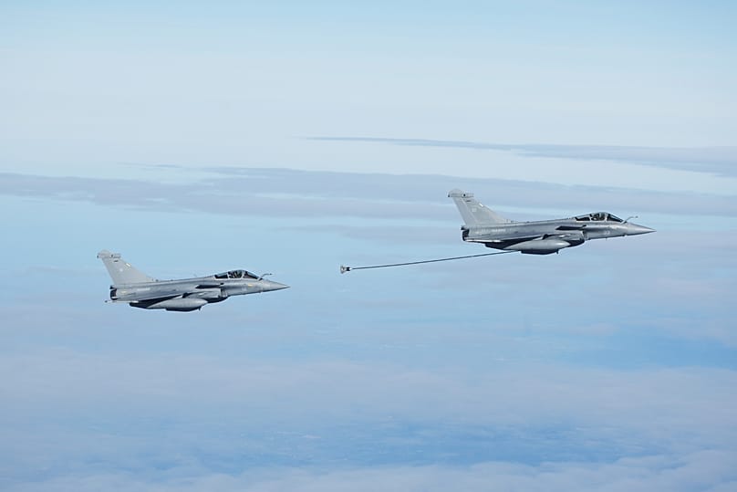 Une opération de ravitaillement en vol entre deux avions Rafale 