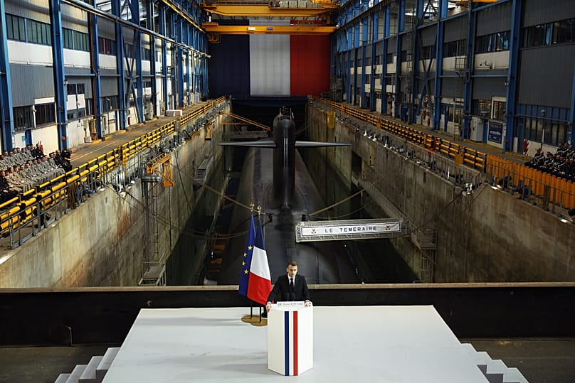 Le président français Emmanuel Macron prononce un discours aux côtés du sous-marin « Le Temeraire » le 2 mars 2026