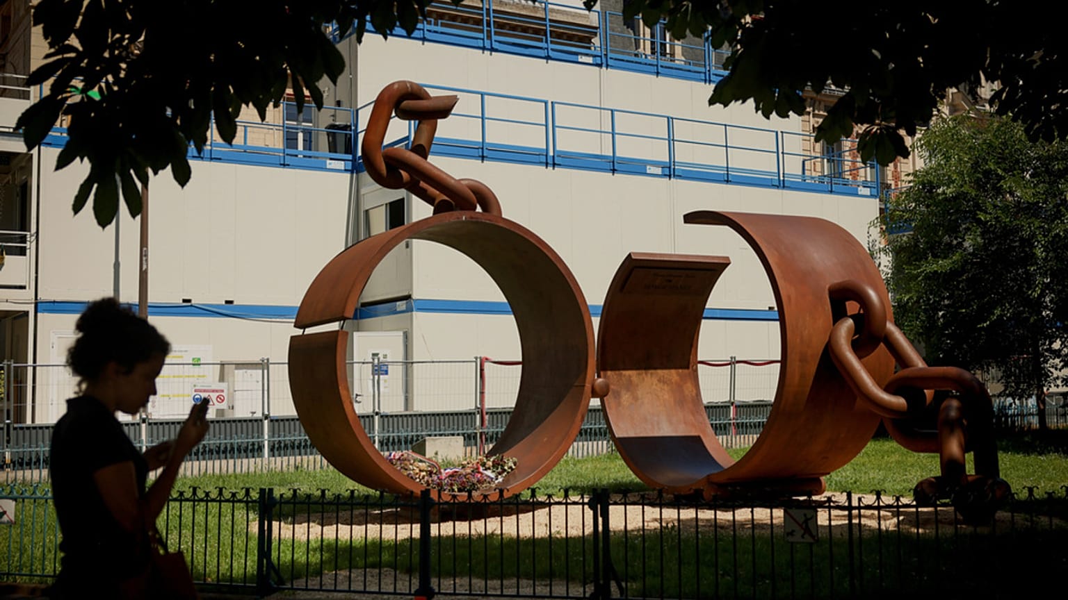 Une statue « Chains », réalisée par l'artiste français Driss Sans-Arcidet en hommage à l'abolition de l'esclavage, dans un parc parisien, le 27 mai 2026.