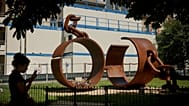 Une statue « Chains », réalisée par l'artiste français Driss Sans-Arcidet en hommage à l'abolition de l'esclavage, dans un parc parisien, le 27 mai 2026.