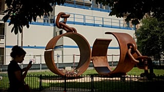 Une statue « Chains », réalisée par l'artiste français Driss Sans-Arcidet en hommage à l'abolition de l'esclavage, dans un parc parisien, le 27 mai 2026.