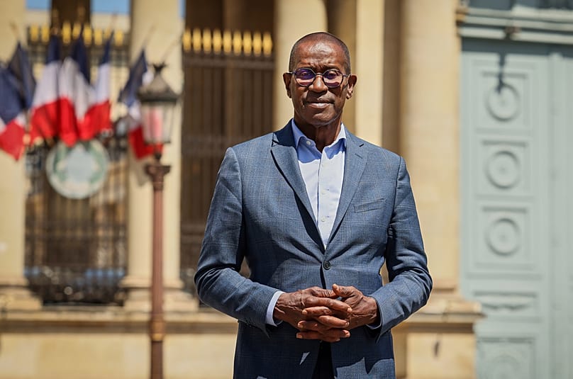 Le député guadeloupéen Max Mathiasin pose à l'entrée de l'Assemblée nationale à Paris, mercredi 27 mai 2026