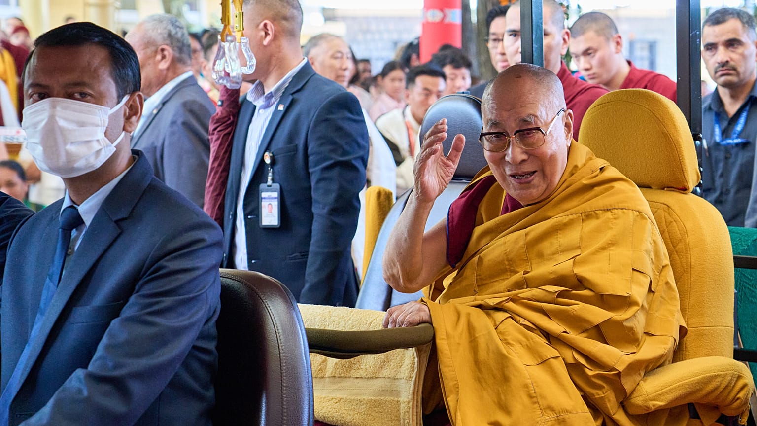 Il leader spirituale tibetano Dalai Lama arriva al tempio Tsuglakhang per presiedere a una cerimonia in cui gli esuli tibetani pregano per la sua lunga vita