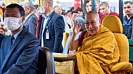 Le dalaï-lama, chef spirituel tibétain, arrive au temple de Tsuglakhang pour présider une cérémonie de prières pour sa longue vie