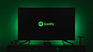 El logotipo de Spotify en un televisor de pantalla plana