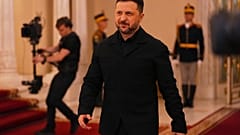 الرئيس الأوكراني فولوديمير زيلينسكي يصل إلى قمة بوخارست B9 التي عقدت في قصر كوتروسيني الرئاسي في بوخارست، رومانيا، الأربعاء 13 مايو 2026. (AP Photo/فاديم غيردا)