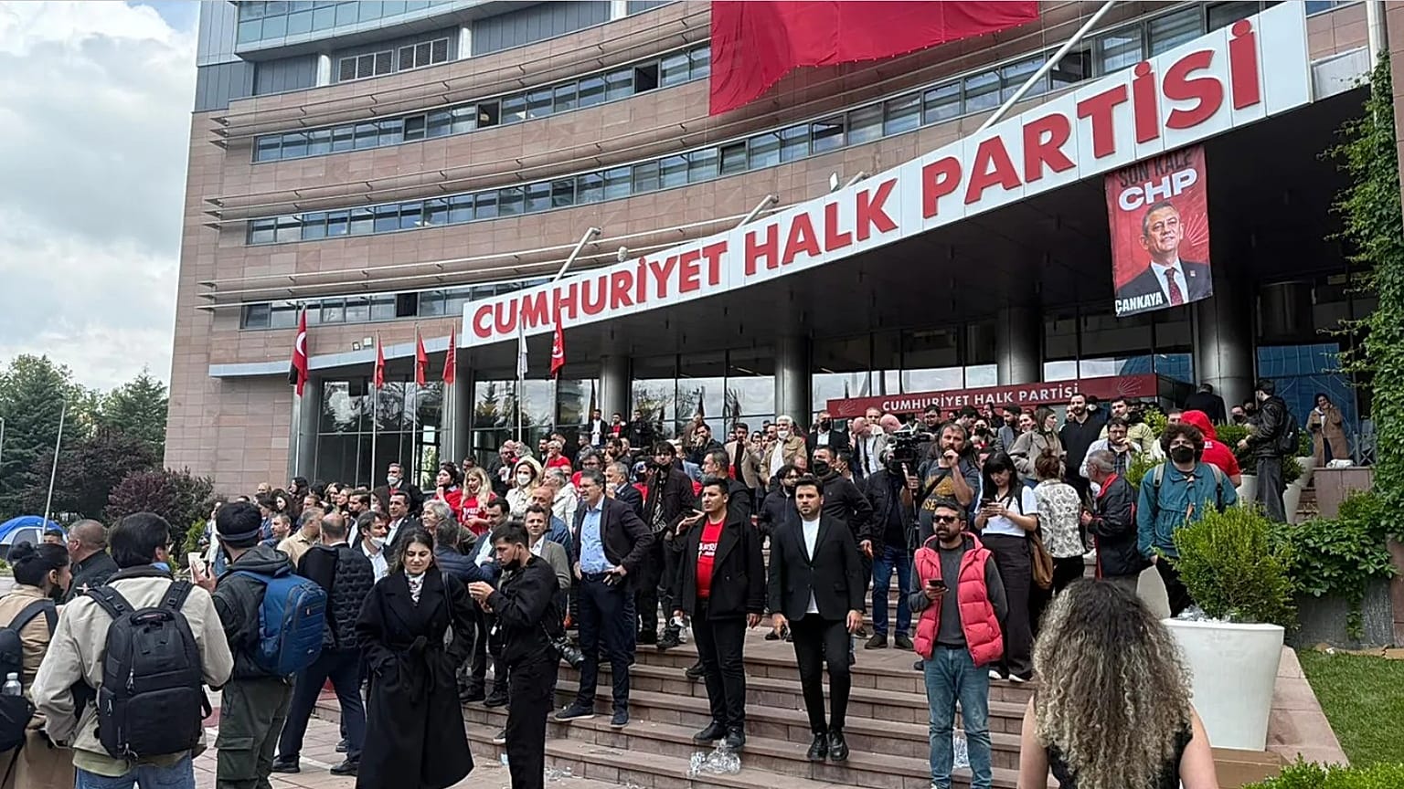 Mutlak butlan kararına karşı çıkan partililer Genel Merkez'de nöbet başlatmıştı, 24 Mayıs 2026. 