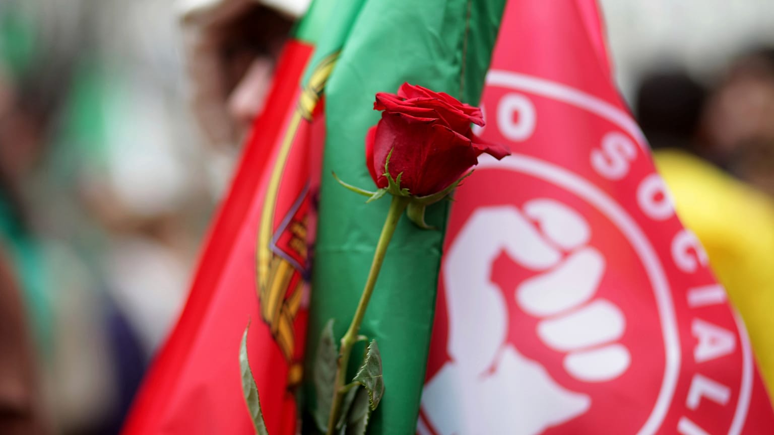 Bandeira do partido socialista durante uma ação de campanha em Almada, 8 de março de 2024