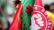 Bandeira do partido socialista durante uma ação de campanha em Almada, 8 de março de 2024