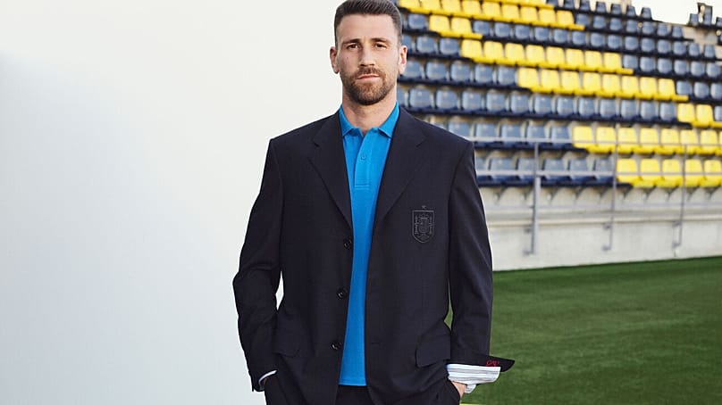 Unai Simón, vestido de Loewe, posa en la Ciudad del Fútbol de Las Rozas en 2026.