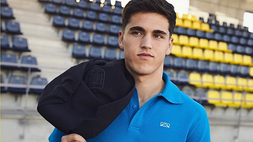 Pau Cubarsí con la ropa de la firma española Loewe en Ciudad del Fútbol de Las Rozas en 2026.