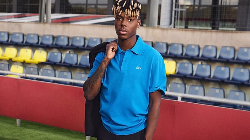 Nico Williams en la Ciudad del Fútbol de Las Rozas con uno de los looks disñados por Loewe para La Roja en 2026.