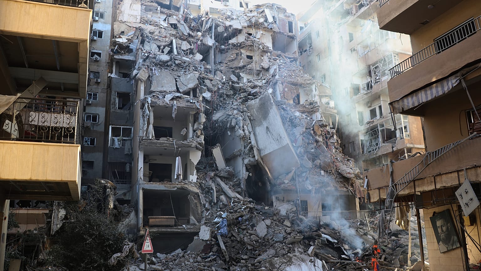 مبنى مدمر أصيب في غارة جوية إسرائيلية في مدينة صور الساحلية الجنوبية في لبنان، الخميس 28 مايو 2026. (صورة من وكالة أسوشيتد برس)