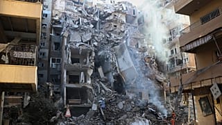 مبنى مدمر أصيب في غارة جوية إسرائيلية في مدينة صور الساحلية الجنوبية في لبنان، الخميس 28 مايو 2026. (صورة من وكالة أسوشيتد برس)