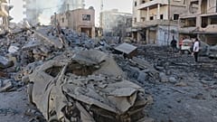 أشخاص يتفقدون موقع مبانٍ دمّرتها غارات إسرائيلية في مدينة صور جنوب لبنان، في 28 مايو 2026.