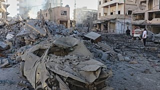 أشخاص يتفقدون موقع مبانٍ دمّرتها غارات إسرائيلية في مدينة صور جنوب لبنان، في 28 مايو 2026.