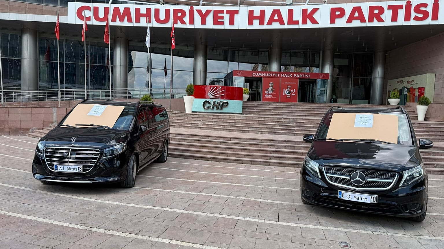 CHP Genel Merkezi önündeki otomobiller