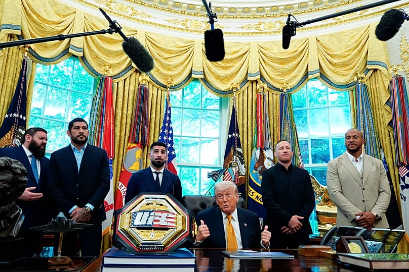 Donald Trump mit UFC-Kämpfern im White House am 6. Mai 2026
