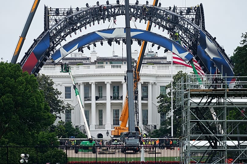 Vor dem White House wird ein UFC-Käfig aufgebaut