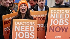 Assistenzärzte stehen in London am Streikposten.