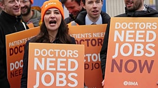 Des médecins internes tiennent un piquet de grève à Londres