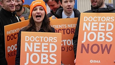 Londra’da asistan doktorlar grev hattında bekliyor.