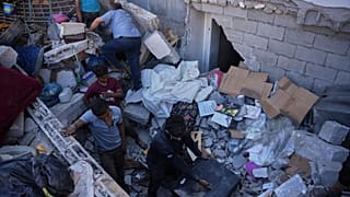Des Palestiniens inspectent les décombres d’un bâtiment détruit par une frappe israélienne à Nuseirat, dans le centre de la bande de Gaza, le mardi 26 mai 2026.
