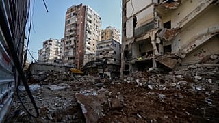 Un bulldozer rimuove le macerie del negozio di abbigliamento sportivo distrutto in un precedente attacco aereo israeliano a Chiyah, 6 maggio 2026