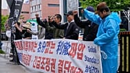 Μια ομάδα μετόχων της Samsung Electronics Co. πραγματοποιεί συγκέντρωση