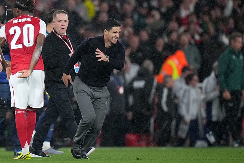 Mikel Arteta, az Arsenal edzője ünneplő léptekkel rohan a pályára az Arsenal FC és az Atlético Madrid közötti Bajnokok Ligája elődöntő visszavágójának végén Londonban, 2026. m