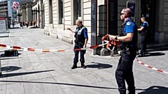 Polizisten entfernen Absperrband nach Messerangriff am Bahnhof Winterthur