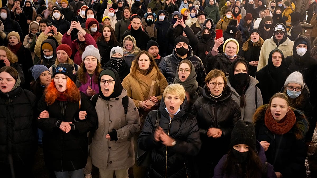 « Mettre au monde, endurer, se taire » : le constat du mouvement féministe russe FAS
