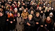 АРХИВ: противники войны выкрикивают лозунги на манифестации в Санкт-Петербурге, Россия, 25 февраля 2022 г.