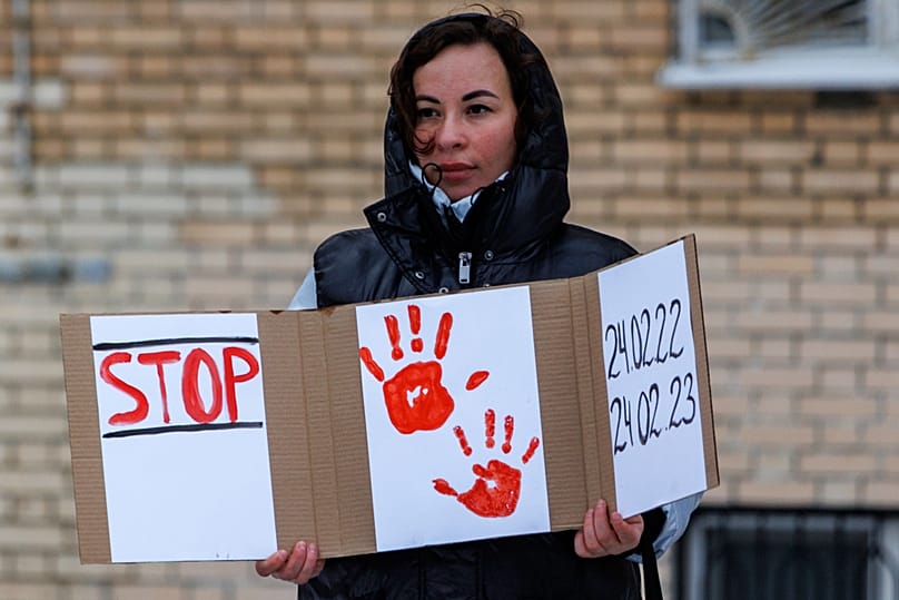 Женщина у памятника Лесе Украинке - выдающейся украинской писательнице, феминистке и политической активистке в 1-ю годовщину вторжения РФ в Украину, Москва, 24 февраля 2023 г.