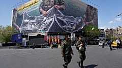 دو نظامی در یکی از میادین اصلی تهران