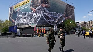 دو نظامی در یکی از میادین اصلی تهران