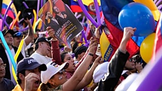 Simpatizantes vitorean durante un mitin de campaña del candidato presidencial Abelardo de la Espriella, del movimiento Defensores de la Patria, en Bogotá, 20 de mayo de 2026.