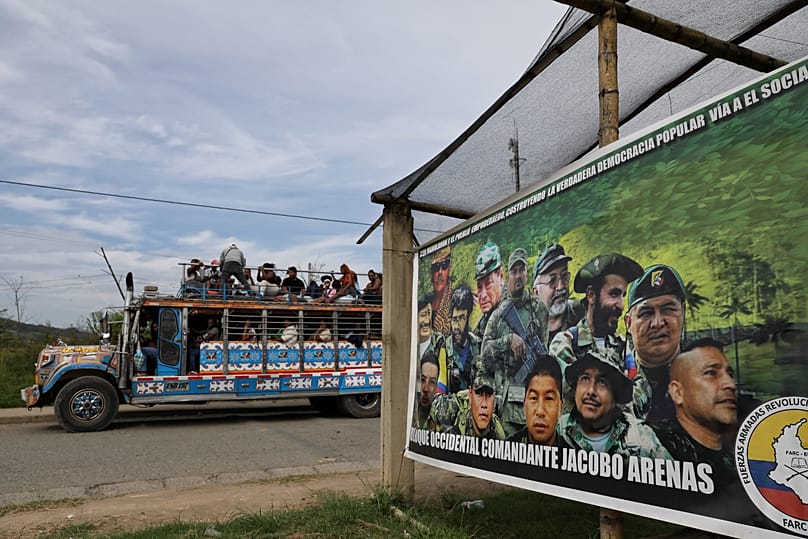 Un cartello affisso da dissidenti delle ex FARC, con immagini di leader guerriglieri, nel Cauca, Colombia, mercoledì 20 maggio 2026. 