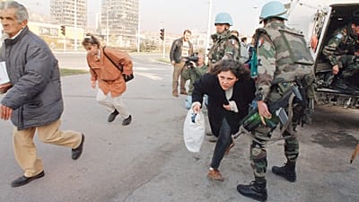 Archiv, 21. November 1994: Einwohner von Sarajevo laufen unter Schutz französischer Blauhelme durch die „Sniper Alley“, die die Stadt teilte.