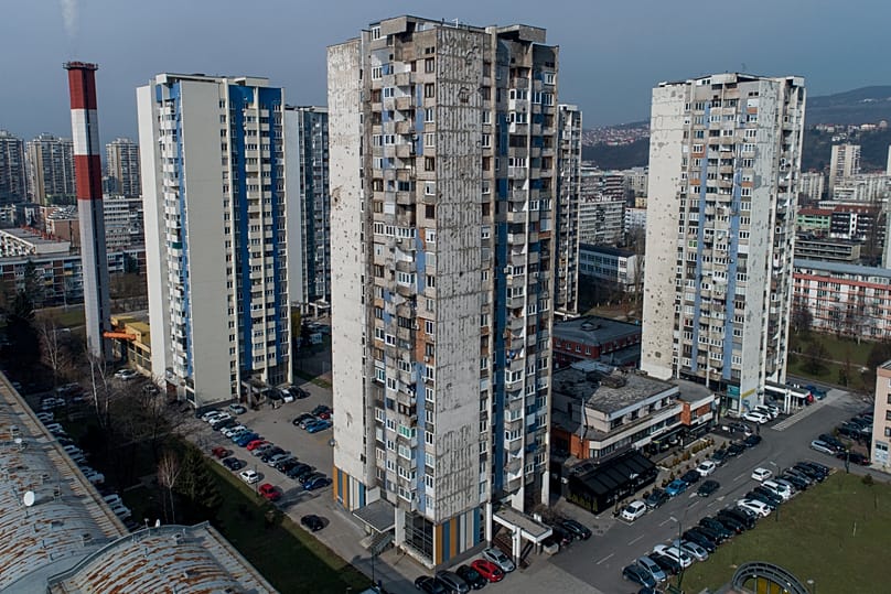 Una veduta dei grattacieli devastati di Sarajevo: da alcuni di essi sparavano i cecchini degli opposti schieramenti (4 marzo 2022)