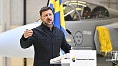 Der ukrainische Präsident Wolodymyr Selenskyj und Schwedens Regierungschef Ulf Kristersson (nicht im Bild) halten Pressekonferenz bei F16-Luftflotte in Uppsala.
