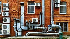 Fachleute empfehlen alternative Kühlkonzepte: effizientere Klimaanlagen mit weniger Emissionen und klüger geplante Häuser.
