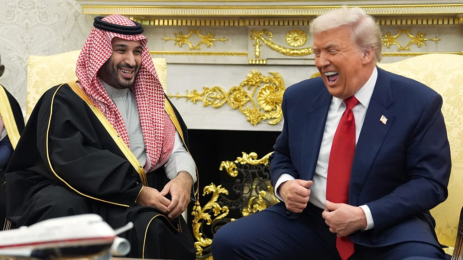 الرئيس الأمريكي دونالد ترامب يلتقي ولي العهد السعودي الأمير محمد بن سلمان في المكتب البيضاوي بالبيت الأبيض في واشنطن، في 18 نوفمبر 2025.
