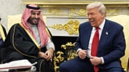 الرئيس الأمريكي دونالد ترامب يلتقي ولي العهد السعودي الأمير محمد بن سلمان في المكتب البيضاوي بالبيت الأبيض في واشنطن، في 18 نوفمبر 2025.