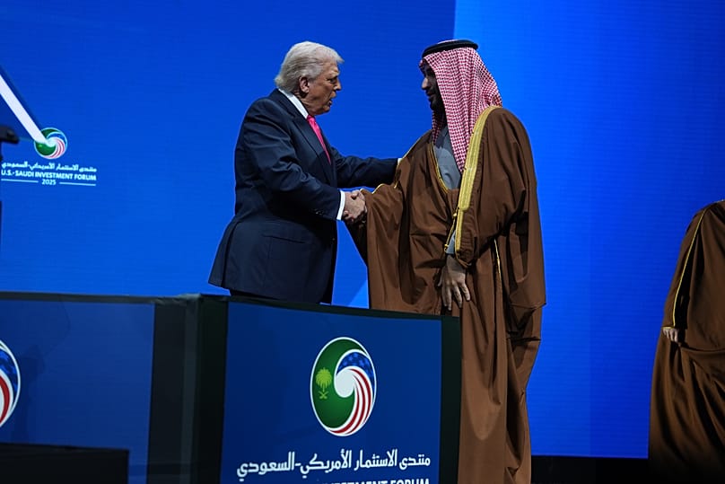 الرئيس الأمريكي دونالد ترامب يتحدث مع ولي العهد السعودي الأمير محمد بن سلمان خلال منتدى الاستثمار السعودي في مركز كينيدي بواشنطن، في 19 نوفمبر 2025.