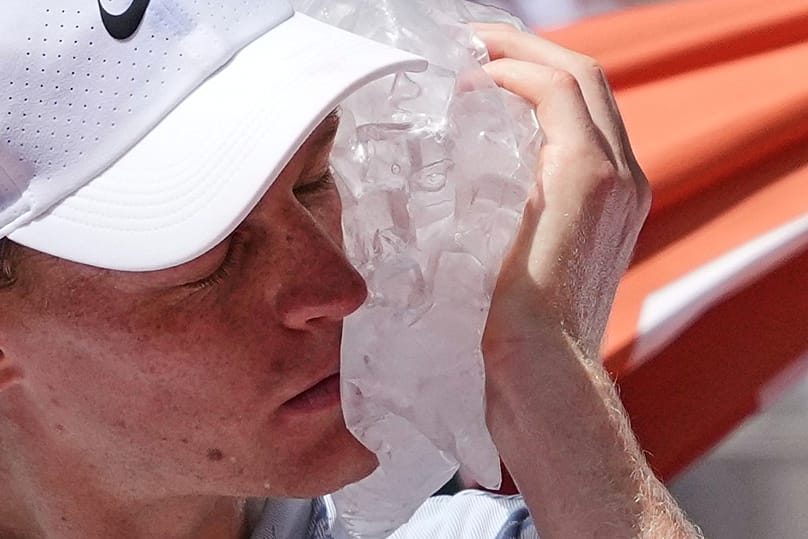 Jannik Sinner versucht sich bei den French Open in Paris abzukühlen, bevor er aufgibt