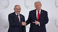 ARCHIV: US-Präsident Donald Trump begrüßt Armeniens Premier Nikol Paschinjan bei einem Gipfel zum Ende des Israel-Hamas-Kriegs in Gaza, Scharm El-Scheich, 13. Oktober 2025